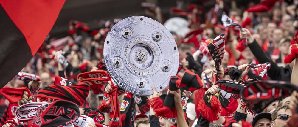 Das Original gibt es zwar erst in ein paar Tagen, aber endlich darf sich Leverkusen über die Meisterschale freuen.