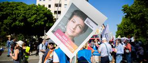 Ein Plakat des BSW (Bündnis Sahra Wagenknecht - Vernunft und Gerechtigkeit) ist bei einer Demonstration des DGB (Deutscher Gewerkschaftsbund) zum 1. Mai unter dem Motto «Mehr Lohn, mehr Freizeit, mehr Sicherheit» zu sehen.