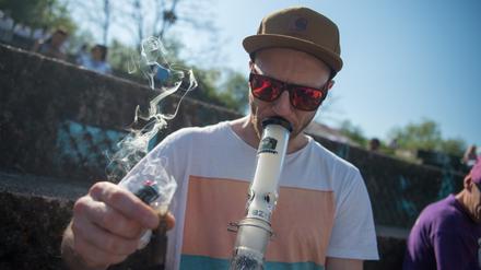 Ein Mann raucht eine Bong: Das Cannabis dazu kann er sich ab dem 1.4. legal anbauen.