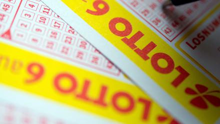 ARCHIV - 07.01.2015, Baden-Württemberg, Stuttgart: Ein Mann füllt einen Lottoschein aus. (zu dpa: «Lotto-Millionen-Gewinn geht ins Havelland») Foto: Inga Kjer/dpa +++ dpa-Bildfunk +++