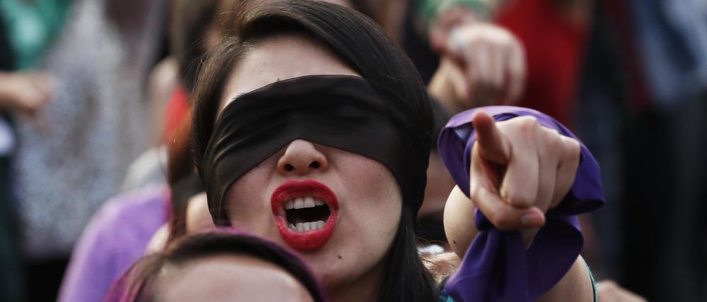 Demonstrantinnen protestieren am 29.11.2019 in Mexiko-Stadt gegen Gewalt gegen Frauen.
