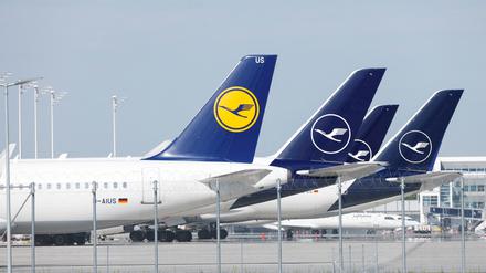 Stehende Lufthansa-Maschinen am Münchner Flughafen, wo schon 2022 Mitarbeiter für Lohnerhöhungen gestreikt hatten.