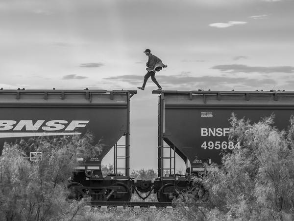 Ein Migrant läuft bei seiner Ankunft in Piedras Negras über einen Güterzug, der als „The Beast“ bekannt ist. Der aus Venezuela stammende Fotograf Alejandro Cegara wurde in der Kategorie langfristige Projekte für eine Serie über Immigration in Mexiko ausgezeichnet. 