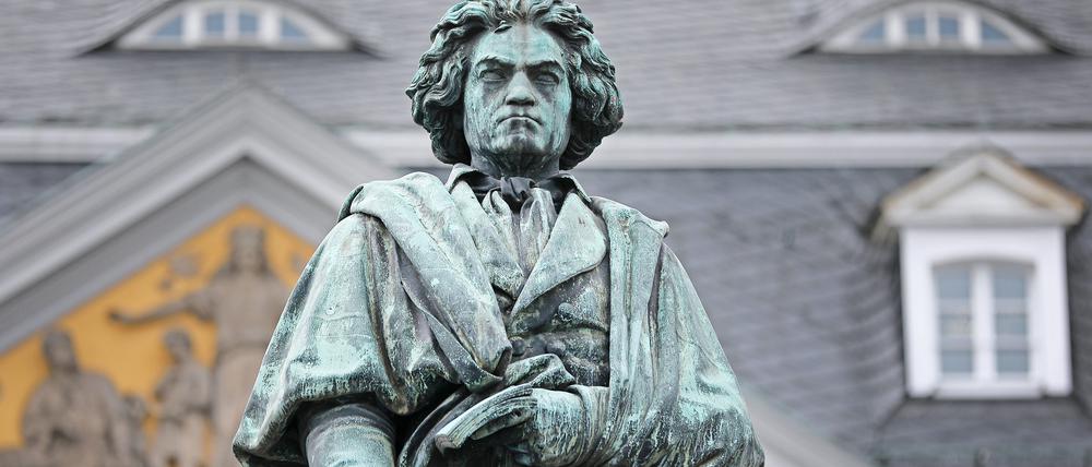 Eine Statue des Komponisten Ludwig van Beethoven steht in Bonn. 
