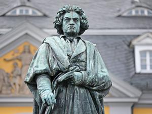 Eine Statue des Komponisten Ludwig van Beethoven steht in Bonn. 