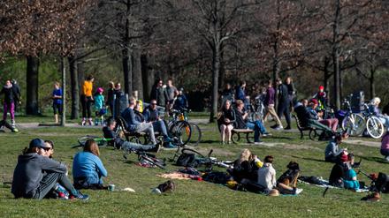 People take advantage of a warm sunny day in Berlin's Volkspark Friedrichshain on March 18, 2020, despite restrictions due to the new coronavirus COVID-19. (Photo by John MACDOUGALL / AFP)