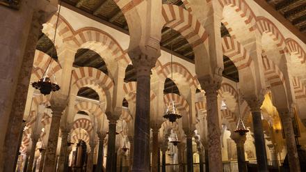 Die rotweißen Doppelbögen im Innern der Mezquita von Córdoba. Die Kathedrale wurde von den Arabern als Moschee erbaut.