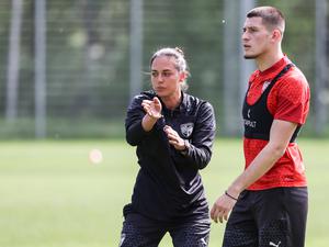 Neue Trainerin beim FC Ingolstadt. Sabrina Wittmann beim Training mit Spieler Mladen Cvjetinovic. 