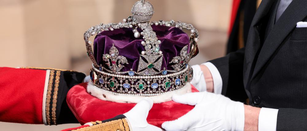 Die Imperial State Crown im Palace of Westminster in London.