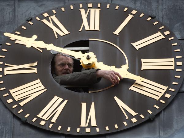 Uhrmachermeister Rolf Zurmöhle stellt die Zeiger der Turmuhr von St. Jacobi in Hannover zur Zeitumstellung noch per Hand um. (Archivbild)
