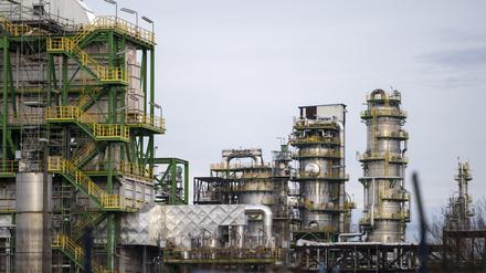 Anlagen zur Rohölverarbeitung stehen auf dem Gelände der PCK-Raffinerie GmbH in Schwedt.