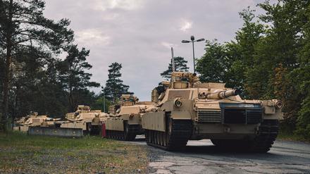 US-Panzer vom Typ M1A1 Abrams, die für die Ausbildung der Streitkräfte der Ukraine benötigt werden, warten auf den Transport zu den Übungsplätzen in Grafenwöhr, Deutschland,  