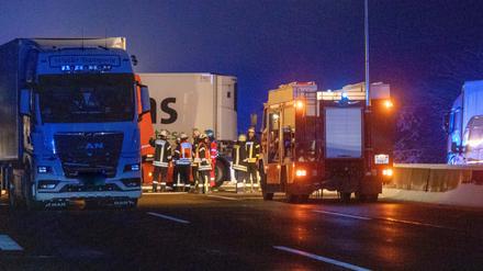 Zwei Lkws sind nach einem Unfall auf der Autobahn A5 bei Reiskirchen ineinander geschoben. Bei einem Auffahrunfall auf der Autobahn 5 bei Reinhardshain nahe Gießen (Hessen) ist ein 50 Jahre alter Lkw-Fahrer gestorben. 