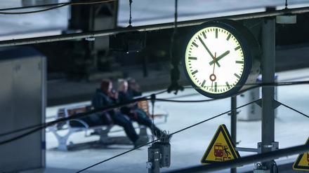 Nur wenige Menschen sind in der Nacht bei Streikbeginn im Hamburger Hauptbahnhof unterwegs. Die Gewerkschaft Deutscher Lokomotivführer (GDL) hat ab Mitte der Woche zum Streik im aktuellen Tarifkonflikt mit der Deutschen Bahn und anderen Unternehmen aufgerufen. +++ dpa-Bildfunk +++