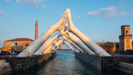 Als man sich noch von Ufer zu Ufer zu erreichen suchte. Lorenzo Quinns Beitrag  „Building Bridges“ im Arsenale auf der Biennale von 2019, die unter dem Titel „May you live in interesting times“ stand.
