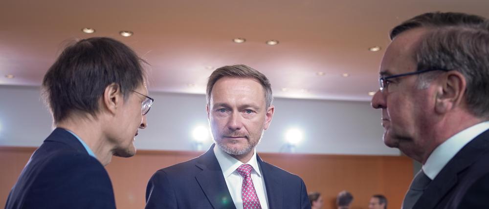 Bundesfinanzminister Christian Lindner (FDP) gemeinsam mit Verteidigungsminister Boris Pistorius (SPD) und Bundesgesundheitsminister Karl Lauterbach (SPD) im Gespraech im Rahmen der Sitzung des Bundeskabinett im Bundeskanzleramt in Berlin, 24.05.2023