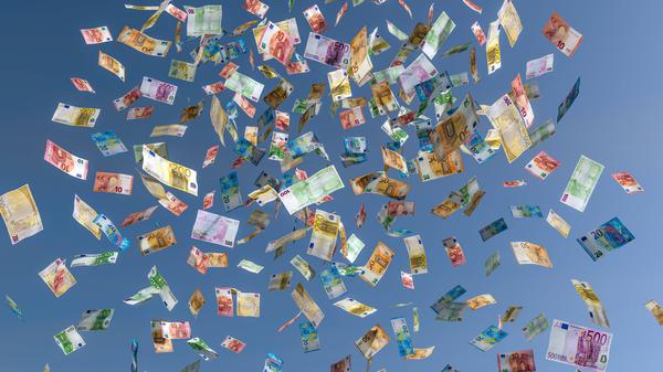 Euroscheine fallen als Geldregen vom Himmel – fast so wie einmal jährlich die Dividende.