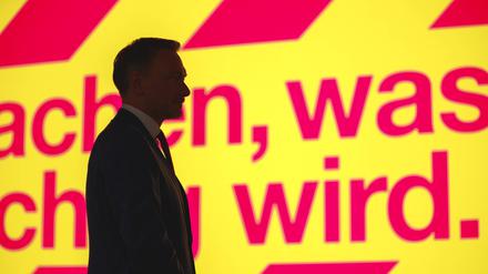 Die Silhouette von FDP-Chef Christian Lindner beim Bundesparteitag am 22. April 2023.