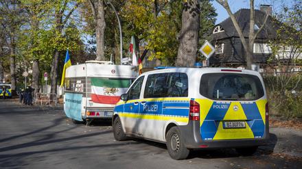 Vor der Iranischen Botschaft steht ein Protestcamp von Aktivisten, die gegen das Iranische Regime demonstrieren. 
