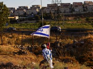Ein Junge mit Israelflaggen demonstriert für die Gründung einer neuen Siedlung nahe Hebron im Westjordanland.
