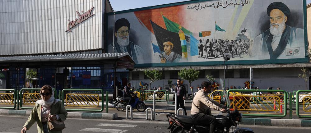 Plakat mit Irans Staatsoberhaupt Ajatollah Ali Chamenei in einer Straße von Teheran.