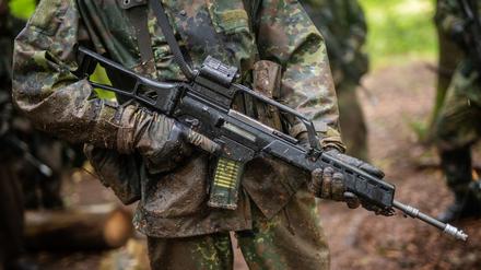 Ein Reservist der Bundeswehr hält auf einem Übungsplatz der Bundeswehr ein Sturmgewehr vom Typ G36 des Herstellers Heckler & Koch in seinen Händen.