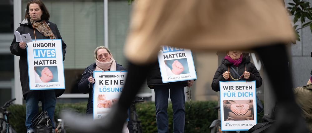 „Abtreibung ist keine Lösung“: Mit Plakatslogans wie diesen stellen sich die Aktivistinnen und Aktivisten von „40 Days for Life“ vor Konfliktberatungsstellen für Schwangere.