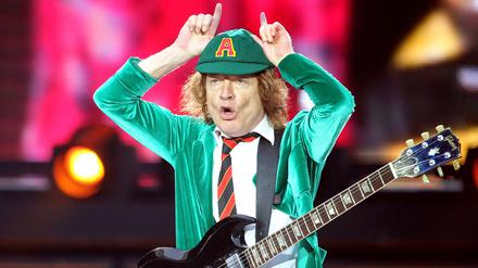 AC/DC-Leadgitarrist Angus Young gestikuliert beim Konzert in Leipzig (Archivbild vom 01.06.2016).