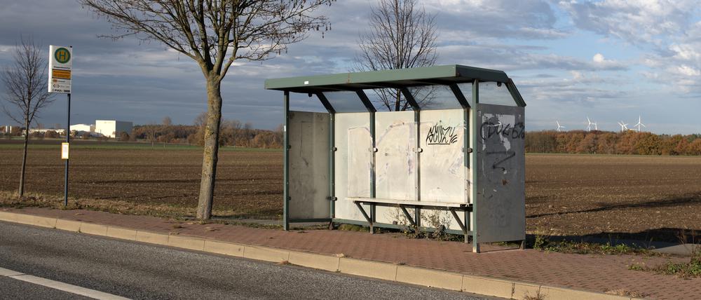 Der Bus hält oft zur zweimal am Tag: Eine einsame Haltestelle auf dem Land (Symbolbild).  