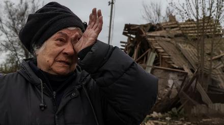 Eine ältere Frau steht vor den Trümmern ihres Hauses in Dnipropetrovsk, das von russischen Raketen zerstört wurde.