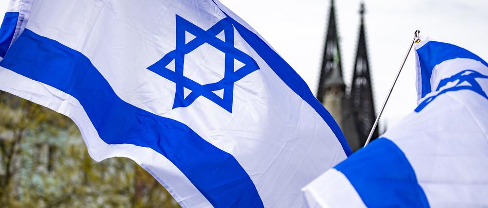 Israelische Flaggen wehen während der Kundgebung „Allianz gegen Antisemitismus ruft zur Solidarität mit Israel auf“. 