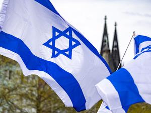 Israelische Flaggen wehen während der Kundgebung „Allianz gegen Antisemitismus ruft zur Solidarität mit Israel auf“. 