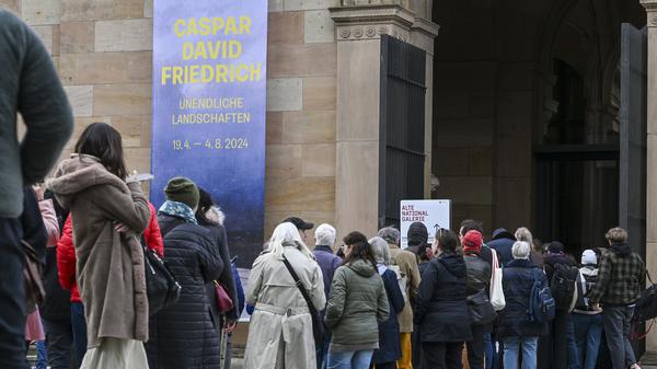 Zahlreiche Besucher stehen vor der Alten Nationalgalerie, um die Ausstellung „Caspar David Friedrich. Unendliche Landschaften· anzuschauen. 
