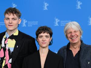 Andreas Dresen (r.) mit Liv Lisa Fries und Johannes Hegemann bei der Berlinale.