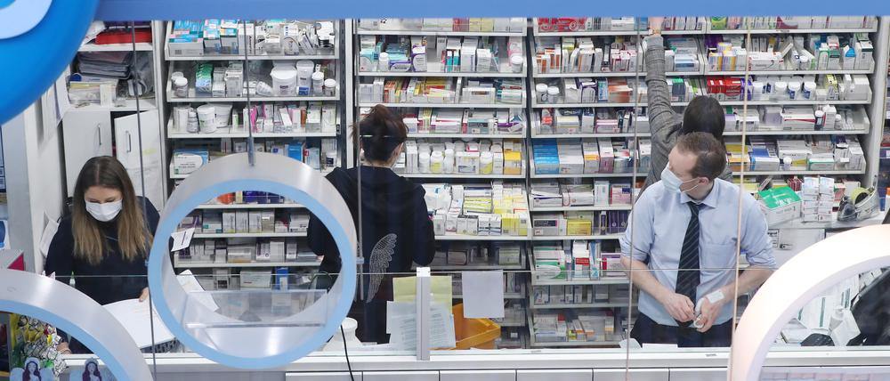 Irland, Dublin: Die Apotheker tragen Schutzmasken während sie in der Life Pharmacy in Rathmines arbeiten. Archivbild vom 19.03.2020)