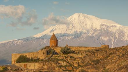 Sonnenaufgang beim armenischen Kloster Chor Wirap, kurz vor der türkischen Grenze. Im Hintergrund der Schicksalsberg Ararat. 
