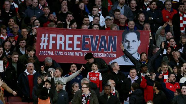 Transparent für die Freilassung von Evan Gershkovich auf der Tribüne des FC Everton.
