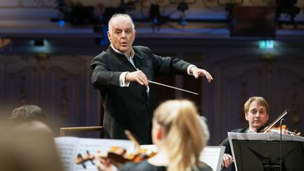 Wer steht künftig als Generalmusikdirektor am Pult der Staatsoper? Barenboim beim Silvesterkonzert 2022 mit Beethovens Neunter. 