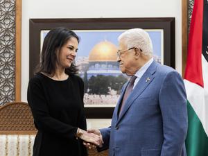 Außenministerin Annalena Baerbock (Bündnis 90/Die Grünen) mit Mahmud Abbas, Präsident der Palästinensischen Autonomiebehörde in seinem Amtssitz.