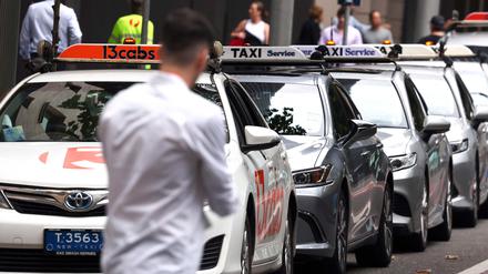 Mehr als 8.000 Taxifahrer und Mietwagenbesitzer haben sich 2019 zu einer Klage zusammengeschlossen und argumentieren, dass sie mit dem Markteintritt von Uber in Australien im Jahr 2012 erhebliche Einkommensverluste erlitten haben. 