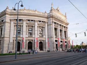 Fluchtpunkt Burgtheater: Wien zieht Berliner Regisseure an. 