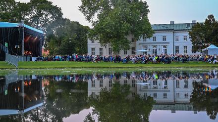 Vor dem Schloss Neuhardenberg gibt es ab Juni Open-Air-Konzerte.