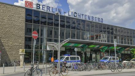Vorplatz S-Bahnhof Lichtenberg. 