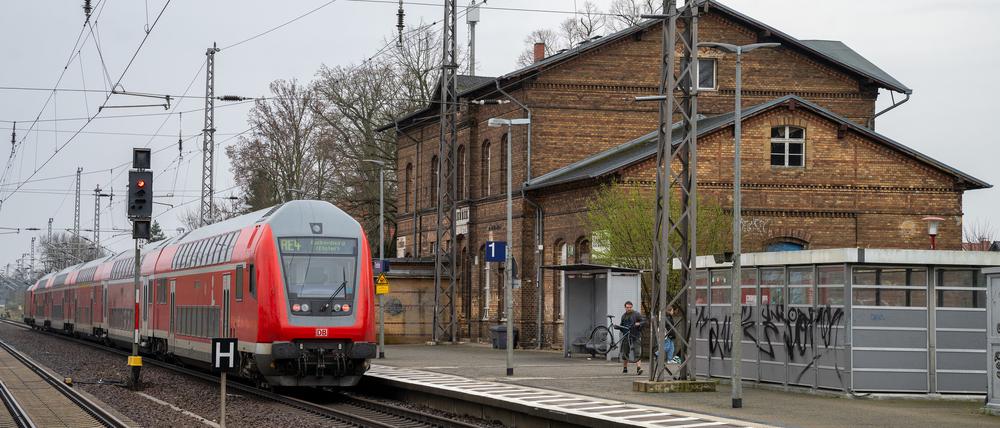 Ein Regionalzug RE4 nach Falkenberg (Elster) fährt auf Bahnsteig 1 des Trebbiner Bahnhofs ein. 