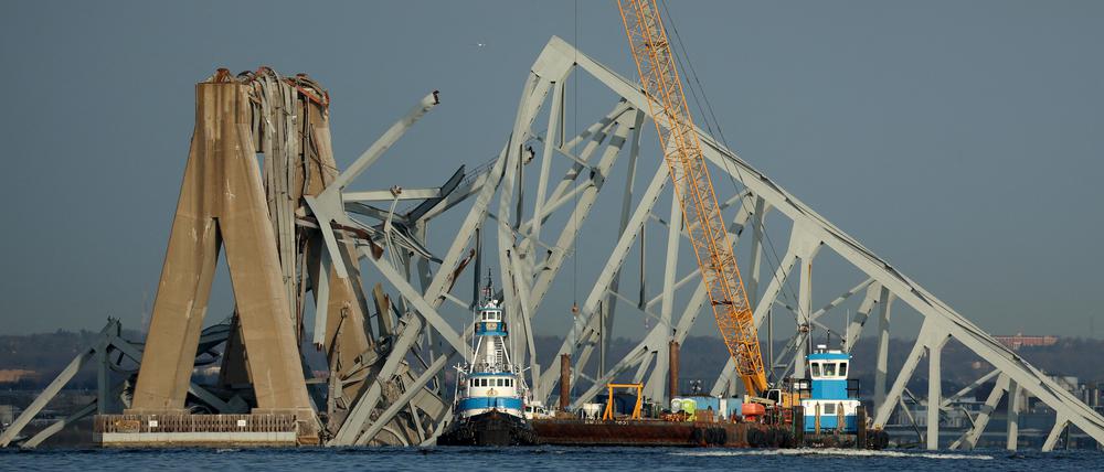 Die Aufräumarbeiten nach dem Schiffsunfall in Baltimore sind extrem schwierig – jetzt ist ein Tausend-Tonnen-Spezialkran im Einsatz.