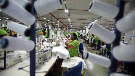 Textilarbeiterin in einer Fabrik in Bangladesch im Dezember 2023 .