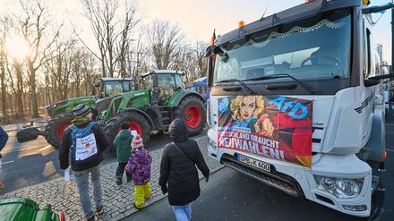Bauernproteste in Berlin Anfang 2024. Nicht wenige Fahrzeuge zeigten AfD-Plakate.