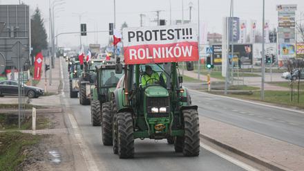 20.03.2024, Polen, Zakret: Polnische Landwirte blockieren mit ihren Traktoren den Verkehr während ihres Protestes .  In Polen ist es erneut zu landesweiten Protesten von Landwirten gekommen. Zu dem Aktionstag am Mittwoch hatte die Bauerngewerkschaft Solidarnosc aufgerufen. Foto: Leszek Szymanski/PAP/dpa +++ dpa-Bildfunk +++