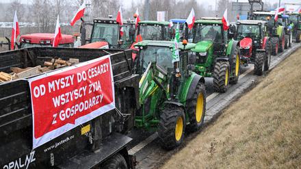 Polnische Landwirte blockieren den Verkehr während ihres Protestes. 