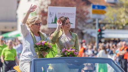 Werders Bürgermeisterin Manuela Saß (CDU) beim Festumzug des Baumblütenfestes.